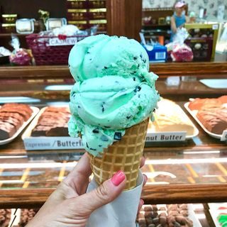 Day 2. Living the dream 💚🍦🍦
#shugarysweetstravels #huffposttaste #spoonfeed #feedfeed #natgeotravel #eatdessertfirst #wearetravelgirls #travelblogger #traveltheworld #travel #mackinacisland #joannsfudge #puremichigan #feedfeed