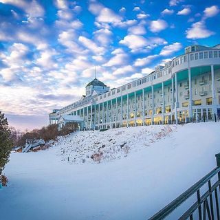 #Repost grandhotelmichigan
・・・
A beautiful winter sky above. #grandhotelmichigan #mackinacisland #americassummerplace #historichotelsofamerica #makeitmackinac