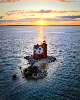 Setting rays convene at the intersection of Lake Michigan and Lake Huron around Mackinac’s Round Island Lighthouse. 

📸: michiganskymedia 

mackinacisle #PureMichigan #RoundIslandLighthouse #MichiganLighthouses