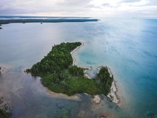 Did you know these islands are found in the Upper Peninsula?⁠
⁠
Les Cheneaux Islands is located about 30 minutes east of the Mackinac Bridge and is a small archipelago of 36 islands. It's one of the less traveled areas in the U.P. and is filled with endless opportunities for exploring.⁠
⁠
Read our Weekend Guide to The Les Cheneaux Islands by shaleewanders for more details about this hidden Great Lakes gem⤴️⁠
⁠
📸 shaleewanders